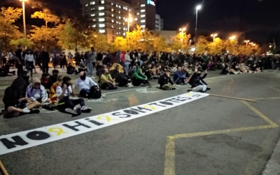 Els concentrats asseguts davant la comissaria de la Policia Nacional | Helena Molist